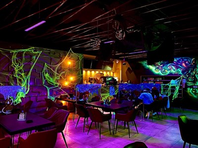 La Vie Cafe & Lounge